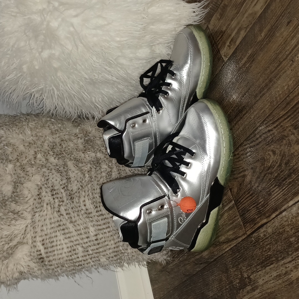 Sneakers - Picture 2 of 4